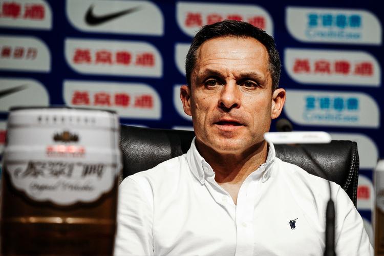 杭州绿城足球队主教练塞尔吉、翻译是谁?，杭州绿城足球俱乐部老板？