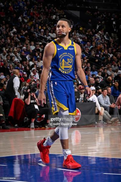 斯蒂芬库里本人脚码多大？斯蒂芬库里穿过的球衣号码？